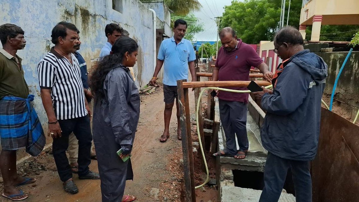 Jeganperiyasami's tweet image. தமிழ்நாடு முதலமைச்சர் மாண்புமிகு திரு.மு.க.ஸ்டாலின் அவர்களின் உத்தரவின்படி தூத்துக்குடி மாநகராட்சிக்குட்பட்ட பகுதிகளில் பெய்த கனமழை காரணமாக தற்போது முத்தையாபுரம், தோப்புத் தெரு, வீரநாயக்கன்தட்டு, உப்பாற்று ஓடை மற்றும் முள்ளக்காடு ஆகிய இடங்களை பார்வையிட்டு ஆய்வு செய்தேன்.(1/3)