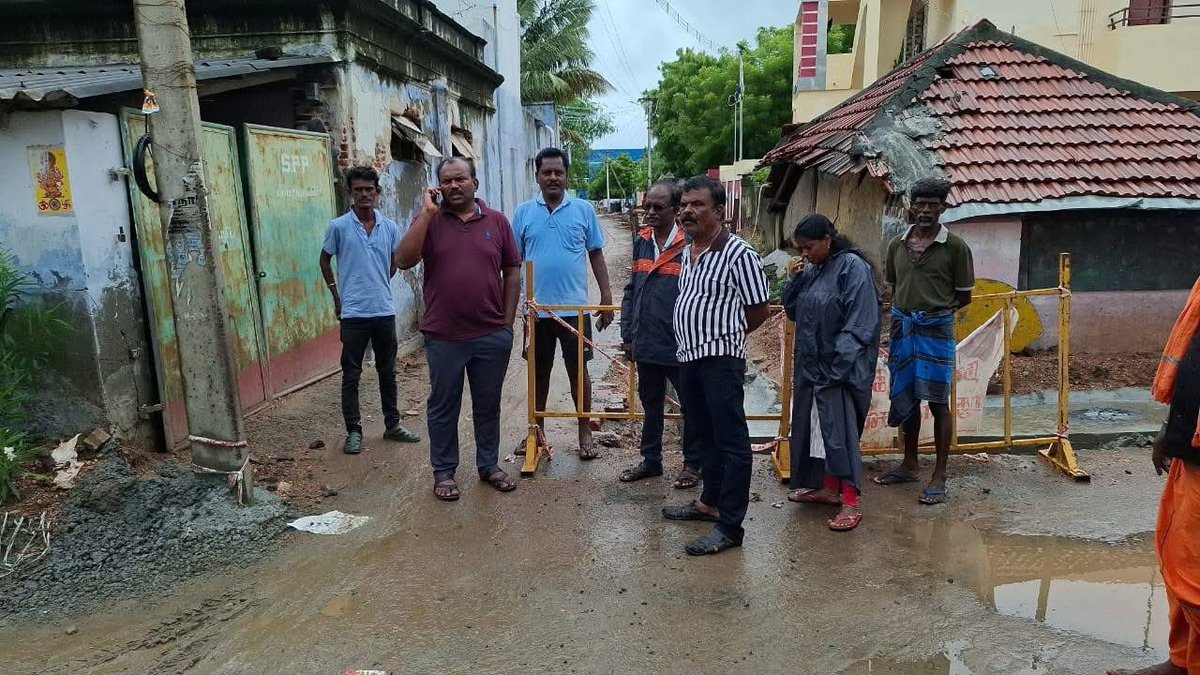 Jeganperiyasami's tweet image. தமிழ்நாடு முதலமைச்சர் மாண்புமிகு திரு.மு.க.ஸ்டாலின் அவர்களின் உத்தரவின்படி தூத்துக்குடி மாநகராட்சிக்குட்பட்ட பகுதிகளில் பெய்த கனமழை காரணமாக தற்போது முத்தையாபுரம், தோப்புத் தெரு, வீரநாயக்கன்தட்டு, உப்பாற்று ஓடை மற்றும் முள்ளக்காடு ஆகிய இடங்களை பார்வையிட்டு ஆய்வு செய்தேன்.(1/3)