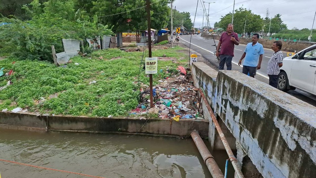 Jeganperiyasami's tweet image. தமிழ்நாடு முதலமைச்சர் மாண்புமிகு திரு.மு.க.ஸ்டாலின் அவர்களின் உத்தரவின்படி தூத்துக்குடி மாநகராட்சிக்குட்பட்ட பகுதிகளில் பெய்த கனமழை காரணமாக தற்போது முத்தையாபுரம், தோப்புத் தெரு, வீரநாயக்கன்தட்டு, உப்பாற்று ஓடை மற்றும் முள்ளக்காடு ஆகிய இடங்களை பார்வையிட்டு ஆய்வு செய்தேன்.(1/3)