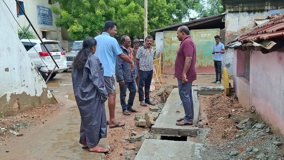 Jeganperiyasami's tweet image. தமிழ்நாடு முதலமைச்சர் மாண்புமிகு திரு.மு.க.ஸ்டாலின் அவர்களின் உத்தரவின்படி தூத்துக்குடி மாநகராட்சிக்குட்பட்ட பகுதிகளில் பெய்த கனமழை காரணமாக தற்போது முத்தையாபுரம், தோப்புத் தெரு, வீரநாயக்கன்தட்டு, உப்பாற்று ஓடை மற்றும் முள்ளக்காடு ஆகிய இடங்களை பார்வையிட்டு ஆய்வு செய்தேன்.(1/3)