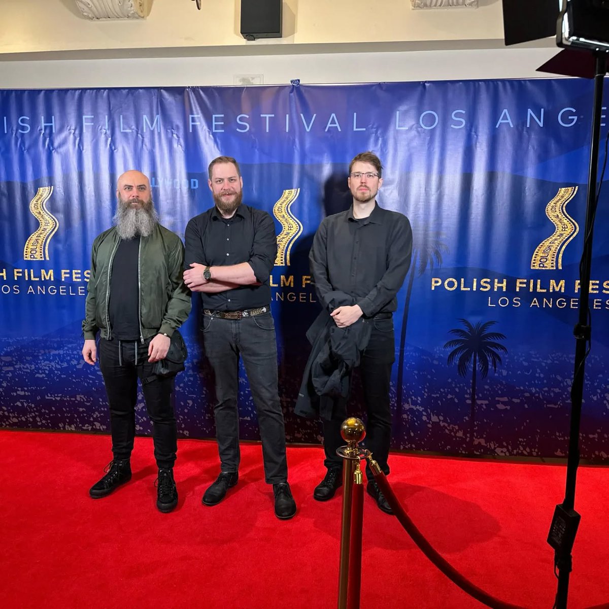 napromieniowani's tweet photo. Polskie postapo uznane w Los Angeles za najlepszy film pełnometrażowy!

Droga Donikąd to produkcja tych samych osób, które odpowiadają ze serię filmów dokumentalnych Ostatni ludzie Czarnobyla. Czują więc ten klimat radiacji o poranku oraz pikniku na skraju drogi i wychodzi na to, że zarazili tym jury w Polish Film Festival Los Angeles, bo ci zdecydowali się przyznać im nagrodę za najlepszy film pełnometrażowy.

👉 Nie jakieś tam drugie czy trzecie miejsce, nie nominację, a nagrodę główną w tej kategorii.

Fabuła filmu przedstawia alternatywną rzeczywistość, w której katastrofa w Czarnobylskiej Elektrowni Jądrowej stała się jednym z punktów zapalnych Związkiem Radzieckim i Chinami. Napięcia i wrogość doprowadziły do serii konfliktów granicznych w latach 80., które doczekały się odpowiedzi jądrowej ze strony ZSRR. Wkrótce konflikt atomowy zaczął rozprzestrzeniać się na cały świat, do momentu aż nie upadała cała nasza cywilizacja.

Film można nabyć na BluRay: https://t.co/yw36PYtQ0n