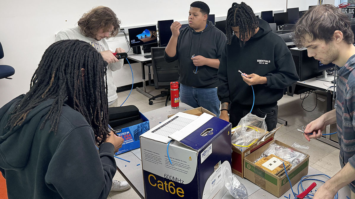 ECUCET's tweet image. Behind every internet connection and computer network are cables. Our IT Essentials students build their own in collaborative teams, strengthening their technical skills while gaining a deeper understanding of the inner workings of systems and networks. ⤵️ cet.ecu.edu/techsystems/