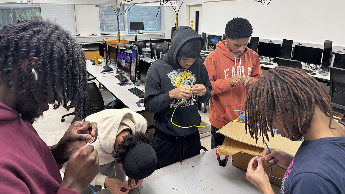 ECUCET's tweet image. Behind every internet connection and computer network are cables. Our IT Essentials students build their own in collaborative teams, strengthening their technical skills while gaining a deeper understanding of the inner workings of systems and networks. ⤵️ cet.ecu.edu/techsystems/