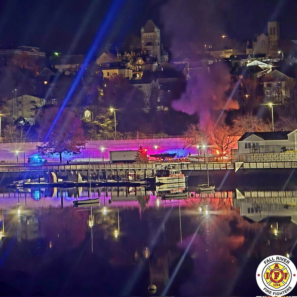 IAFF1314's tweet image. 🚒 Motor Vehicle Accident – Davol Street South

Early Sunday morning, Engine 2 and Platform 1 responded to a motor vehicle accident involving injuries and a vehicle fire on Davol Street South.

#L1314 #FallRiver #FallRiverFirefighters