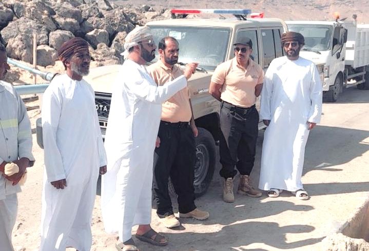 قام الشيخ نائب والي #الجازر بنيابة اللكبي بالتنسيق مع دائرة بلدية الجازر ودائرة الثروة الزراعية والسمكية وموارد المياه بالجازر وبعض من أصحاب القوارب بحملة تنظيف لميناء الصيد البحري باللكبي من المخلفات البلاستيكية والطحالب البحرية من داخل الميناء وذلك للمحافظة على النظافة العامة.