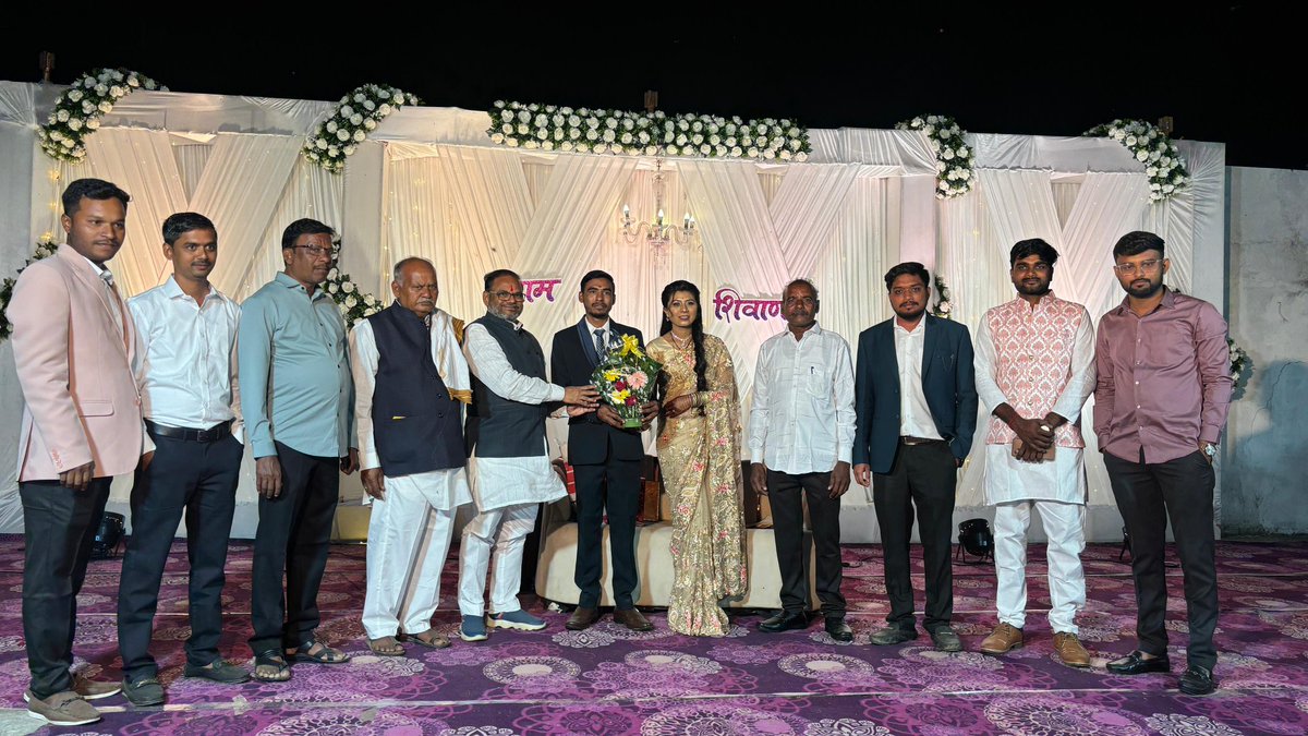 DoctorAnilBonde's tweet image. श्री शाम आणि सौ. शिवानी यांच्या स्वागत समारंभाला उपस्थित राहून नवदाम्पत्यास मनःपूर्वक शुभेच्छा दिल्या.

#Shubhvivah #Reception #BestWishes #HappyCouple #Celebration #MarathiCaption