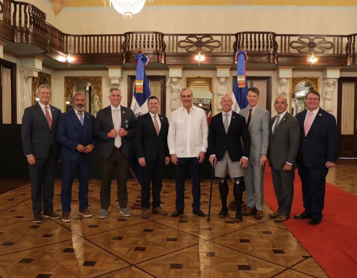 EmbajadaUSAenRD's tweet image. Una delegación bipartidista de legisladores estadounidenses, encabezada por el congresista Brian Mast, republicano de la Florida y presidente del Comité de Asuntos Exteriores de la Cámara de Representantes, realizó una visita de dos días a la República Dominicana. La agenda…
