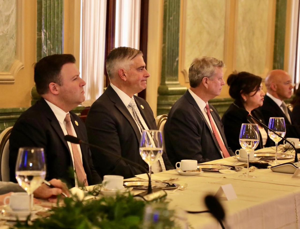 EmbajadaUSAenRD's tweet image. Una delegación bipartidista de legisladores estadounidenses, encabezada por el congresista Brian Mast, republicano de la Florida y presidente del Comité de Asuntos Exteriores de la Cámara de Representantes, realizó una visita de dos días a la República Dominicana. La agenda…