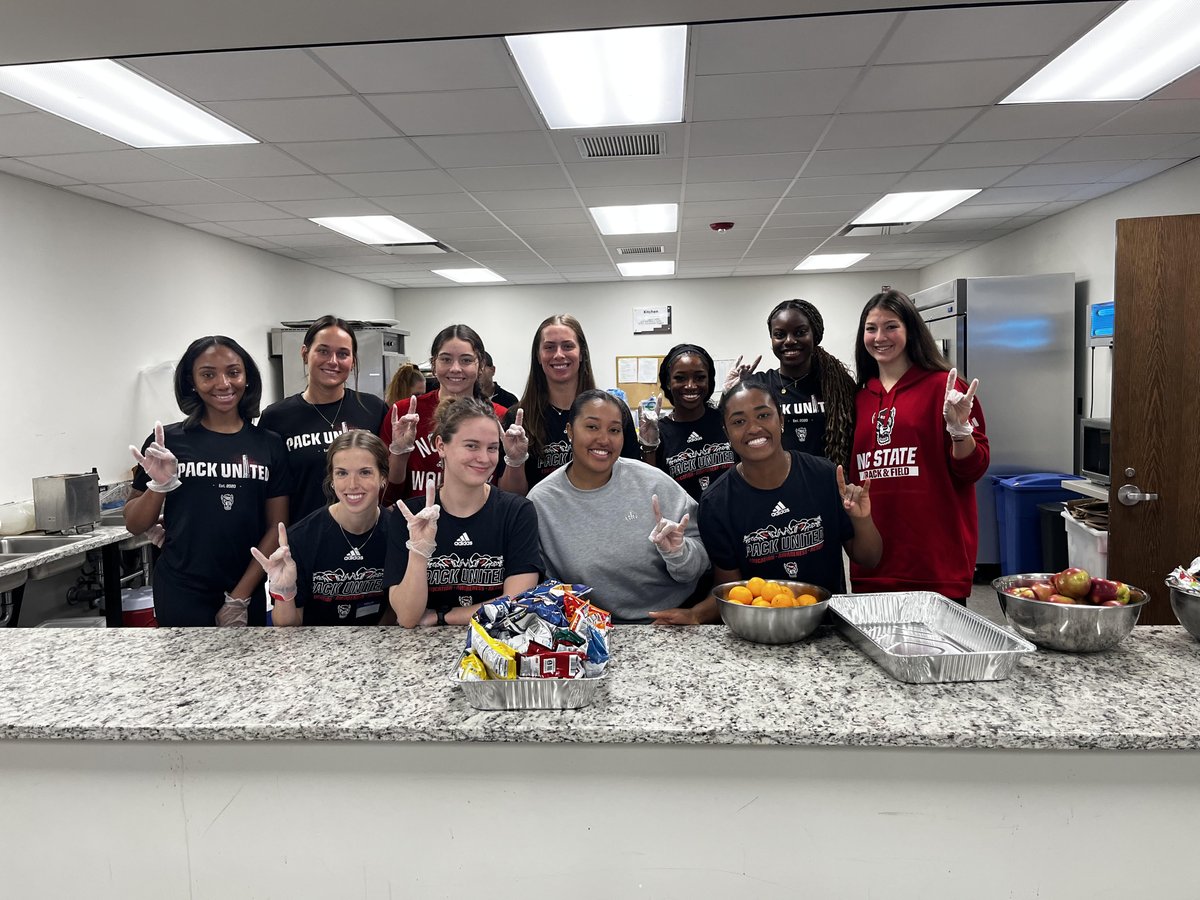 SHBHU loves partnering in compassion with NC State's Pack United and @totalspaescape at Serving Smiles for @oakcitycares! #PackUnited rocks! Great job leading Serving Smiles and serving over 250+ meals to those in need in downtown Raleigh. Thank you for all the donations as well!