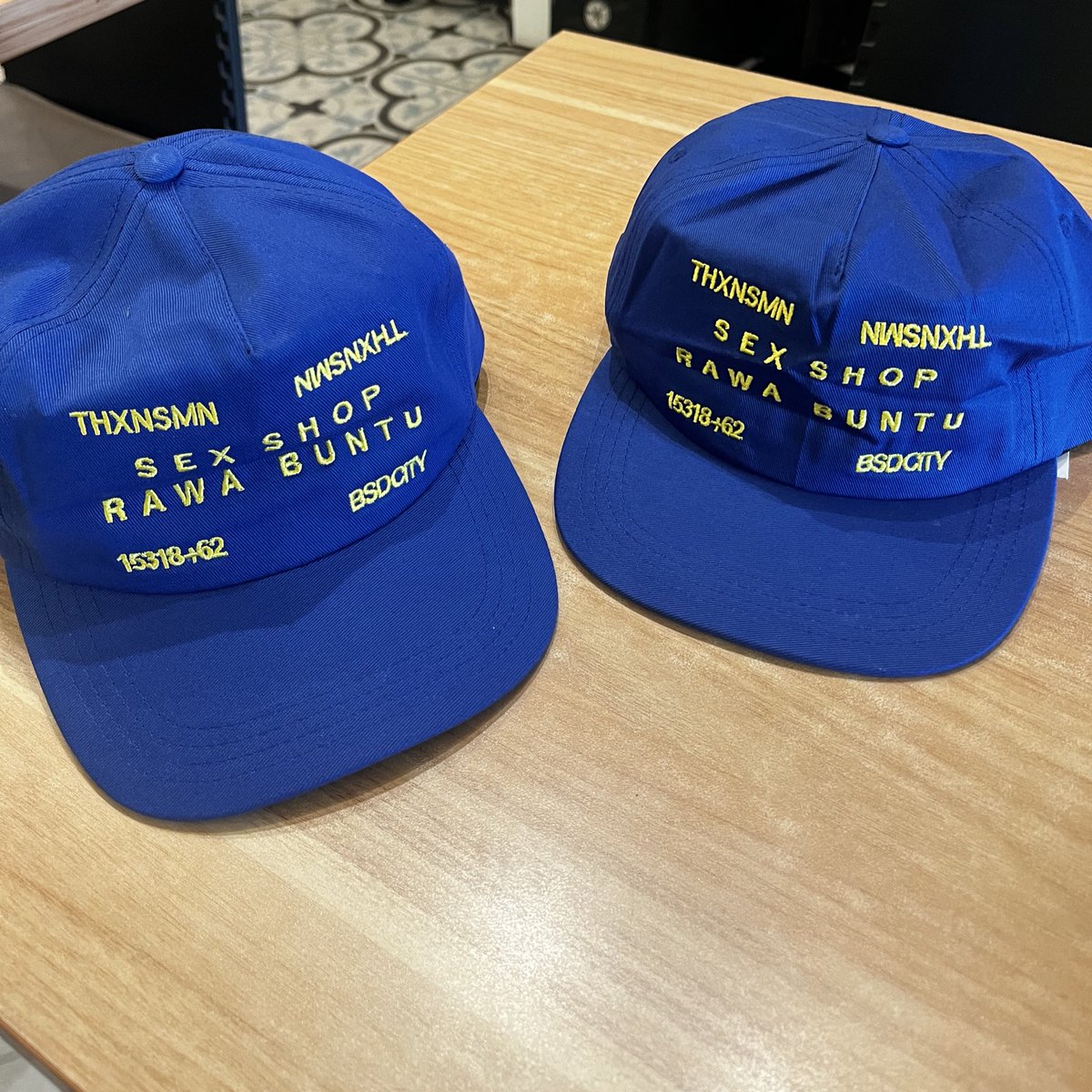 Two feet ® tweet media