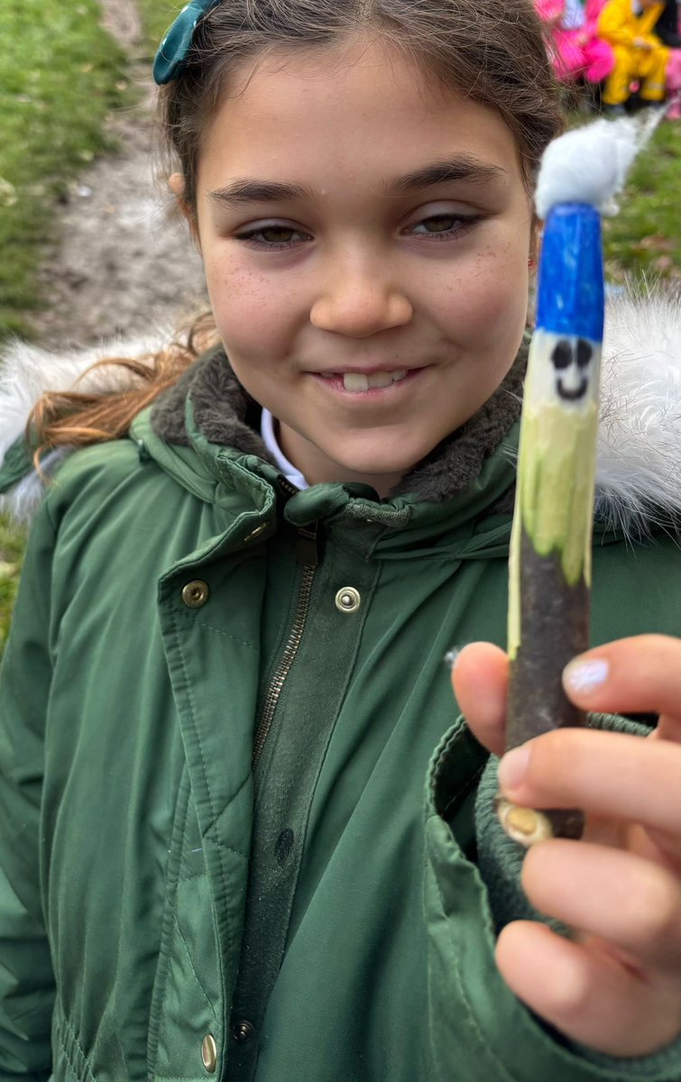 LEOforestschool's tweet image. ✨ Year 3 @HurstParkSchool had a magical time at Forest School today — learning to whittle safely with potato peelers and creating their own festive characters! 🎄
❄️✨#ForestSchool #Year3 #CreativeLearning #ChristmasCrafts