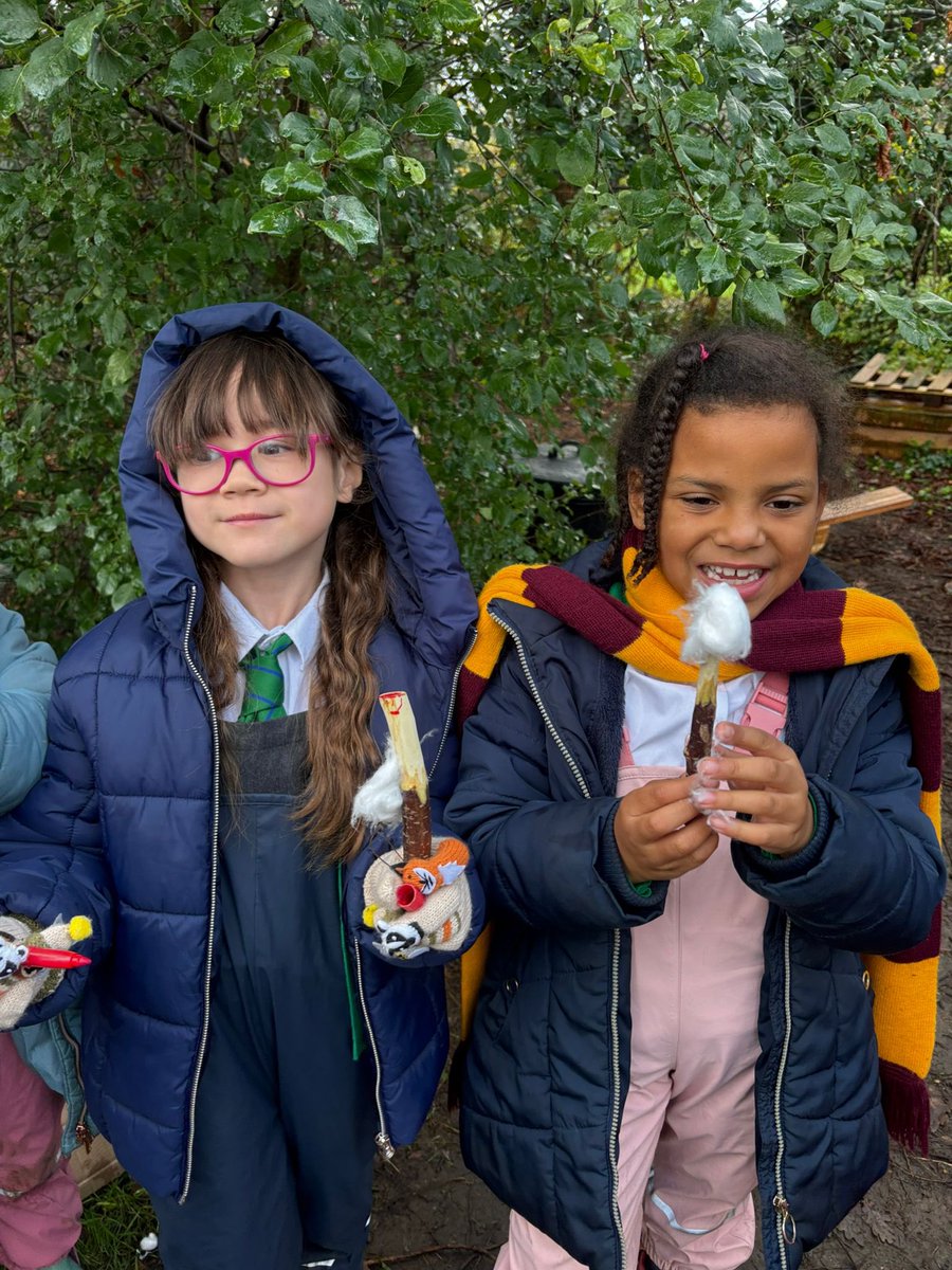 LEOforestschool's tweet image. ✨ Year 3 @HurstParkSchool had a magical time at Forest School today — learning to whittle safely with potato peelers and creating their own festive characters! 🎄
❄️✨#ForestSchool #Year3 #CreativeLearning #ChristmasCrafts