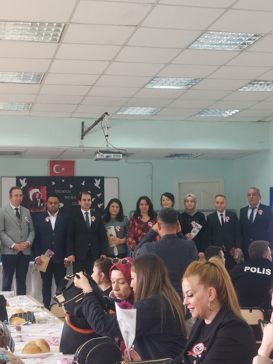 CCAsilzade's tweet photo. 24 Kasım Öğretmenler Günü münasebetiyle kıymetli Bekilli Kaymakamımız ile bir araya geldik. Kendilerine ve zarif hediyeleri için ayrıca teşekkür ederim.
Tüm öğretmenlerimizin Öğretmenler Günü kutlu olsun, inşallah.
#Denizli #Bekilli https://t.co/akgz1y1y4F