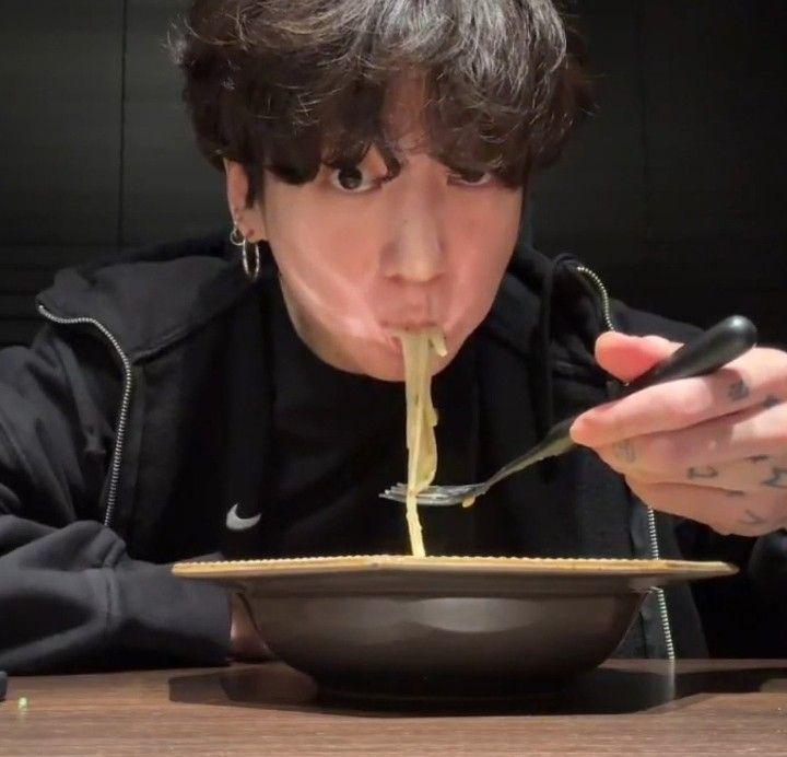 tinyarmyheart's tweet image. I might change my pfp into this one, they have the same topic I&apos;d say...

Which one do you prefer?
The one I have now, or this one?