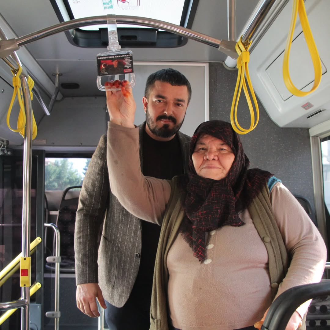 Alanya’da farkındalık yaratmak için özel halk otobüslerinin tutacaklarına şehitlerimizin fotoğrafları yerleştirildi.