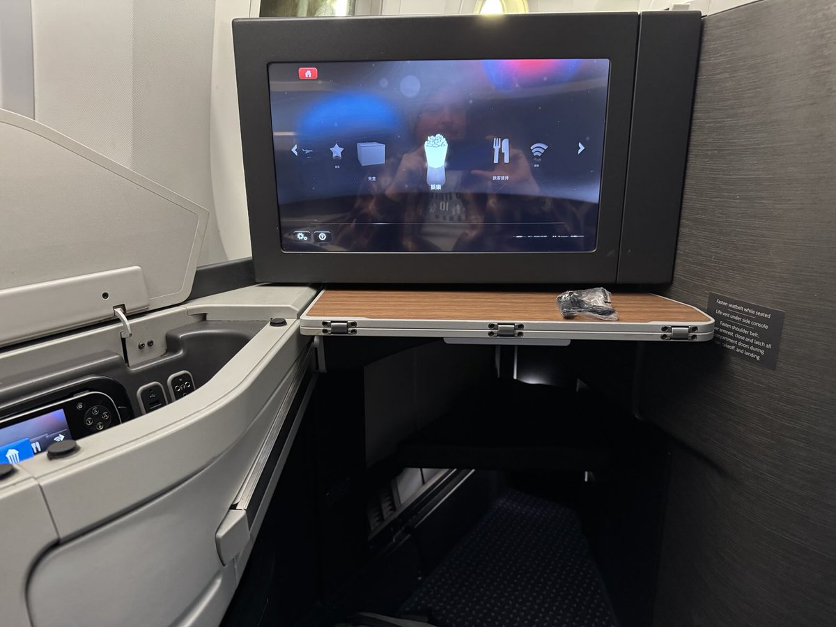 ChipReiderson's tweet image. Free upgrade. 💁🏻

(First class was undersold and I have a fuckton of loyalty points…)