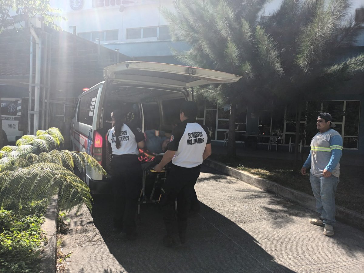 #AHORA <a href="/BVoluntariosGT/">Bomberos Voluntarios</a> informan que trabajadores de una obra en construcción accidentalmente tocaron cables de alta tensión, sufriendo quemaduras de primer y segundo grado en diferentes partes del cuerpo. Esto sucedió en el interior de un centro comercial ubicado en la zona 4 de