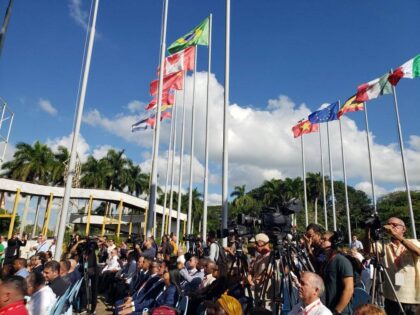 RP_OndaAlegria's tweet image. 📝🇨🇺| #Fihav2025 despliega nueva estrategia comercial para reimpulsar la economía

ℹ️ Ampliamos la información en el sitio web de #RadioProgreso #LaOndaDeLaAlegría 🔗👇 radioprogreso.icrt.cu/fihav-2025-des…

#LaHabana #FeriaComercial #RadioCubana #SonidoParaVer #Noticias #Actualidad