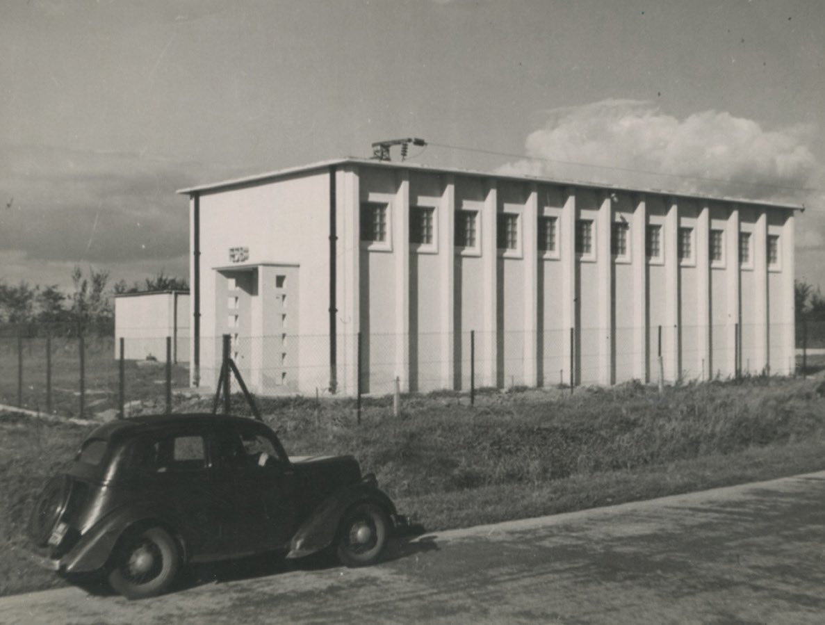 ESBArchives's tweet image. Transformer station at Shannon (Rineanna) Airport, 1946 🛫

Designed by Architects Eoghan D Buckley and John O’Gorman 

#ShannonAirport #IrishArchitecture #ESB #ESBArchives