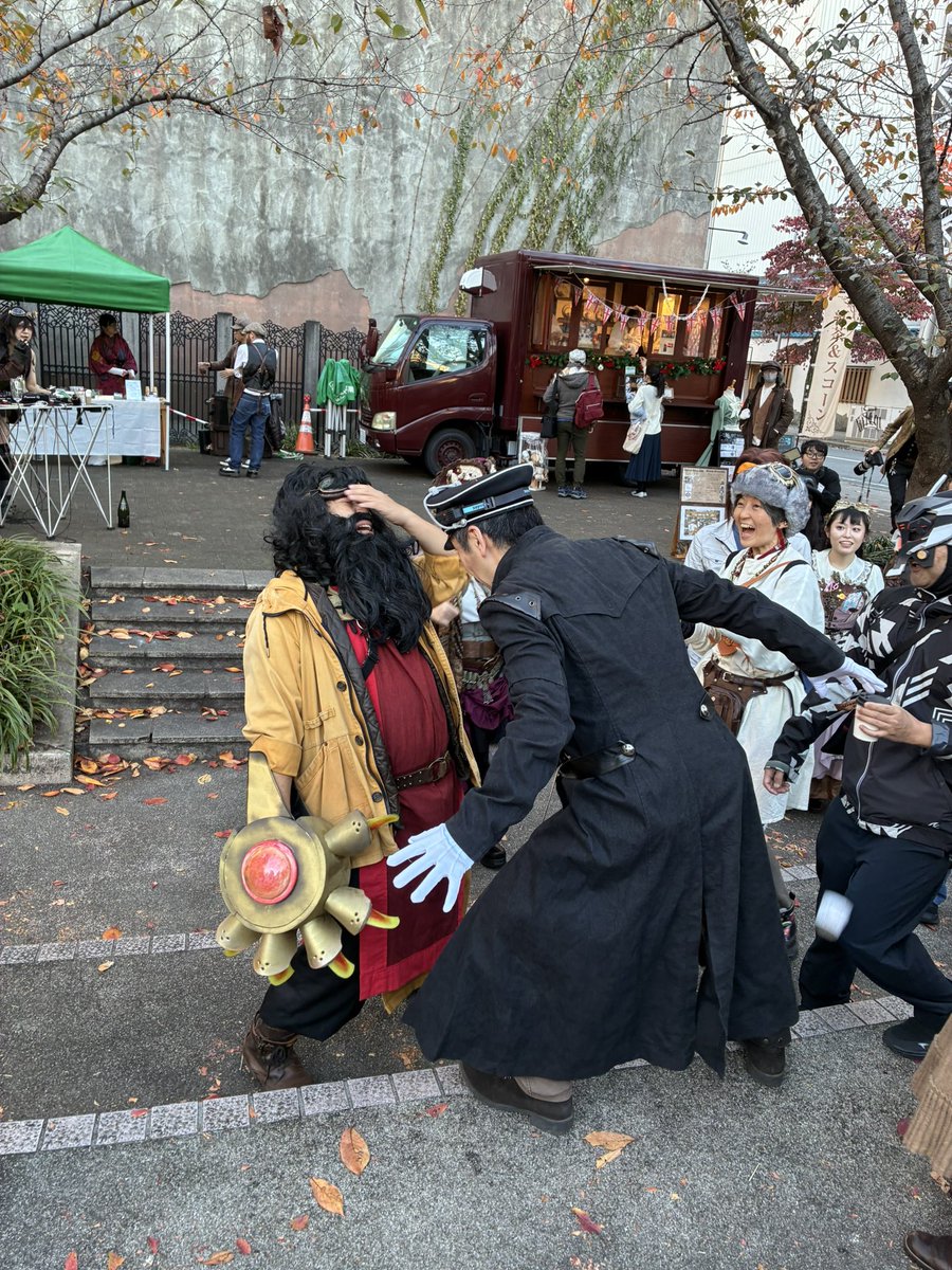 DynamicScale1's tweet image. こちらは空賊ヴィル(黒機さん)のDJタイム中に乱入してきた「時空警察」に対して、酒の興を削がれてケンカ腰で挑むドワーフ。

👮「お前は何だァ！」
🧔‍♂️「ドワーフだァ！　文句あっかァ！？」

📷️:にゃんことどーる(@yuki_dolls)様
#steamriverside
#スチリバ