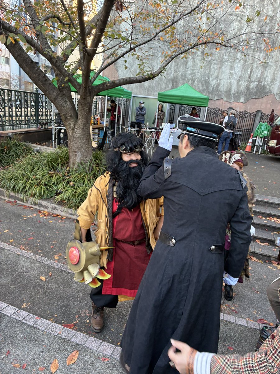 DynamicScale1's tweet image. こちらは空賊ヴィル(黒機さん)のDJタイム中に乱入してきた「時空警察」に対して、酒の興を削がれてケンカ腰で挑むドワーフ。

👮「お前は何だァ！」
🧔‍♂️「ドワーフだァ！　文句あっかァ！？」

📷️:にゃんことどーる(@yuki_dolls)様
#steamriverside
#スチリバ