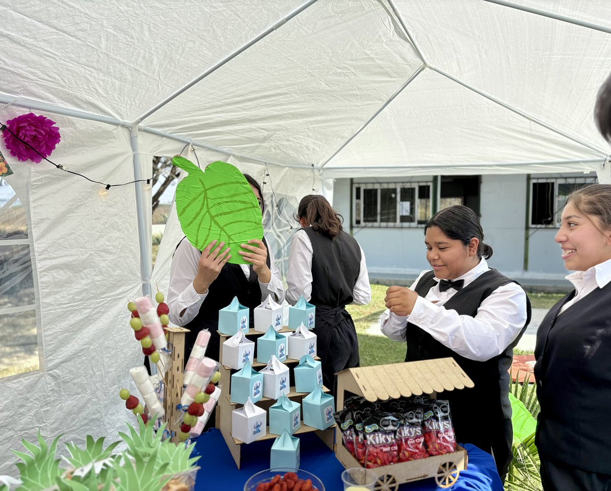 CECyTEHChilcuau's tweet image. 🍬👩‍🍳 Estudiantes del Componente de Preparación de Alimentos y Bebidas del grupo 5C realizan la práctica “Montaje de mesa de Dulces con la temática Stitch”💙
#SomosUnEquipoTransformandoElFuturo
@CECyTEHidalgo @edmundo_rmz
