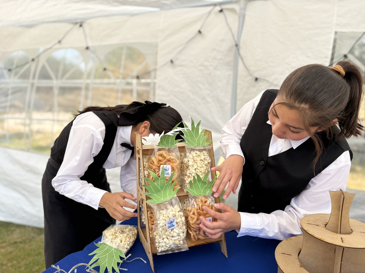 CECyTEHChilcuau's tweet image. 🍬👩‍🍳 Estudiantes del Componente de Preparación de Alimentos y Bebidas del grupo 5C realizan la práctica “Montaje de mesa de Dulces con la temática Stitch”💙
#SomosUnEquipoTransformandoElFuturo
@CECyTEHidalgo @edmundo_rmz