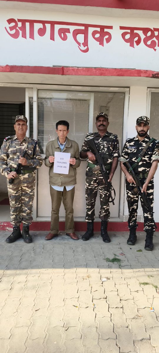 42bnssb_INDIA's tweet image. नियमित गश्त के दौरान एक चीन निवासी व्यक्ति पाकिस्तान–नेपाल मार्ग से भारत आगमन की सूचना के साथ संदिग्ध परिस्थिति में मिला। यात्रा विवरण व बरामद सामग्री के परीक्षण उपरान्त विधिक कार्यवाही संपन्न की गई।
#SSB #BorderSecurity #DutyFirst #Vigilance
@SSB_INDIA
@SSBFTRLUCKNOW 
@SSBSHQGKP