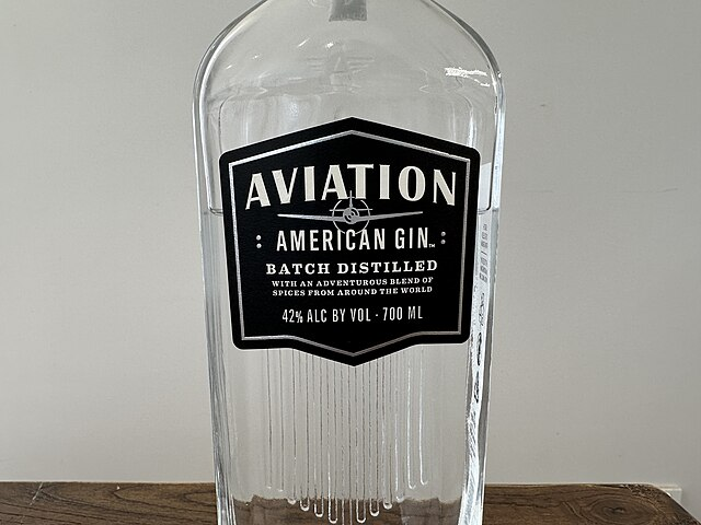 BobbyBizScout's tweet image. In 2018, Ryan Reynolds bought Aviation Gin.

He drove 40% of his entire category&apos;s growth in 1 year.

By 2020, Diageo paid him $610M for it.

Here&apos;s what they actually paid for: