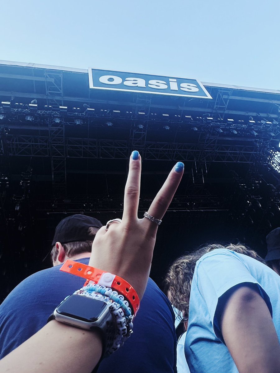 skylar_moody's tweet image. the amount of joy these two have brought me has been indescribable. the majority of this year has been nothing but stress, pressure from work and lots of self doubt, but discovering their music has kept a smile on my face through it all 🤍

live ‘25 will LIVE FOREVER!!