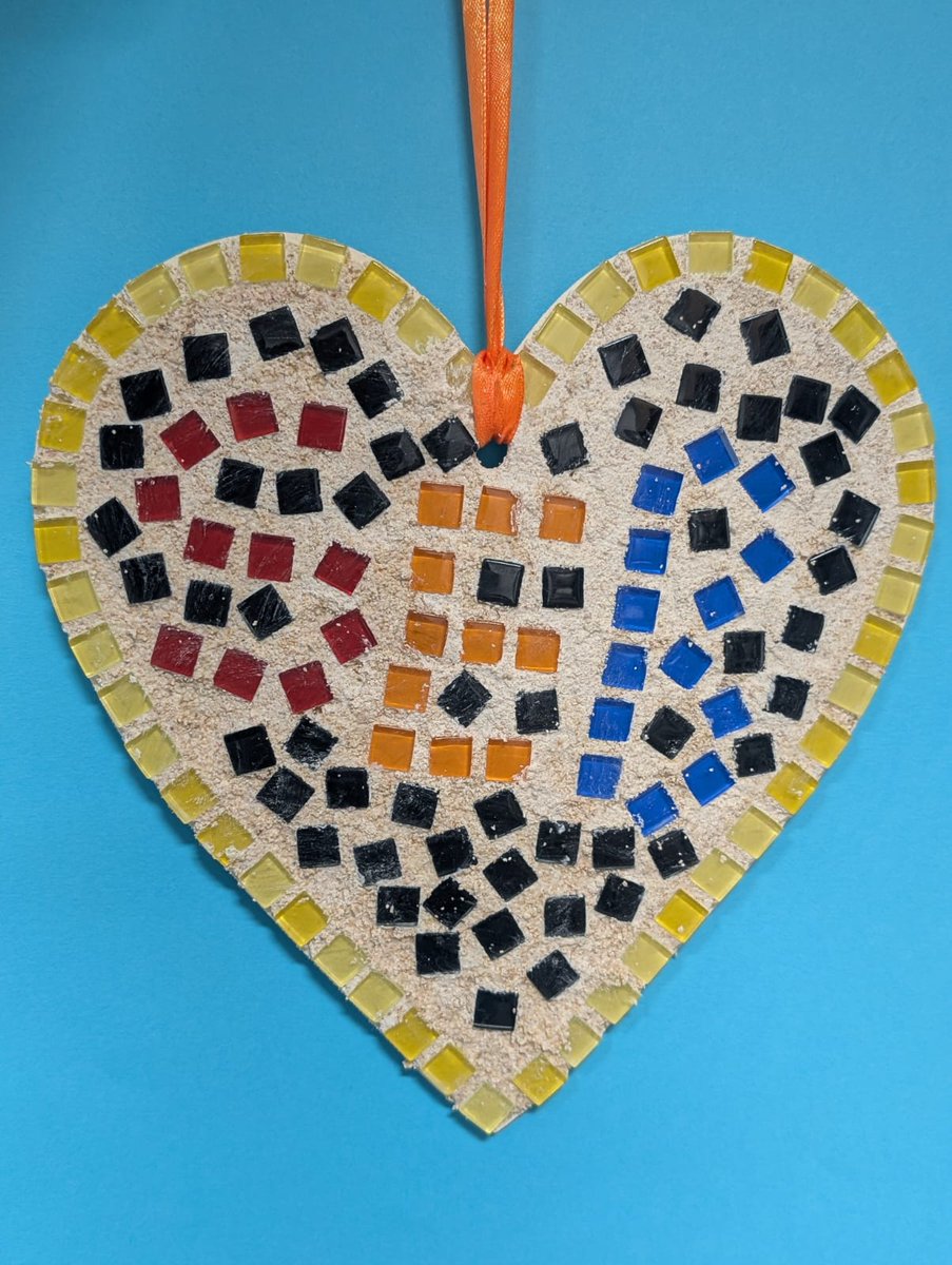 Rotherhamcreat2's tweet image. A fabulous morning @SwintonQueen Children and families have been learning how to Mosaic. We have designed and made our own Mosaic Hearts. Brilliant team work and fabulous art skills. Well done to all the families who joined us. #fabulousfamilies #learningtogether #teamwork