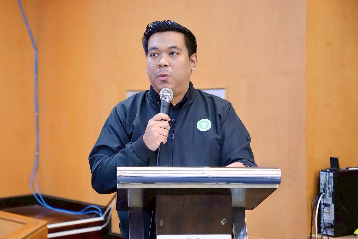 iqxuStD6tp1JVbx's tweet image. “ไมโครโฟนคือเครื่องมือ สคริปต์คือทิศทาง คำพูดคือพลัง และการสื่อสารคือหัวใจ… นี่คือหน้าที่ของพิธีกรผู้ดูแลภาพรวมทั้งงานให้ลื่นไหล ✨”