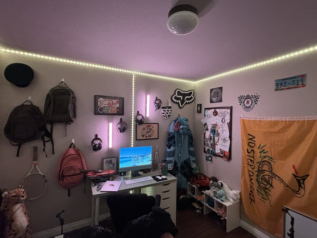 BaselinerCoyote's tweet photo. my office is so cool https://t.co/b6gCyP1KRs