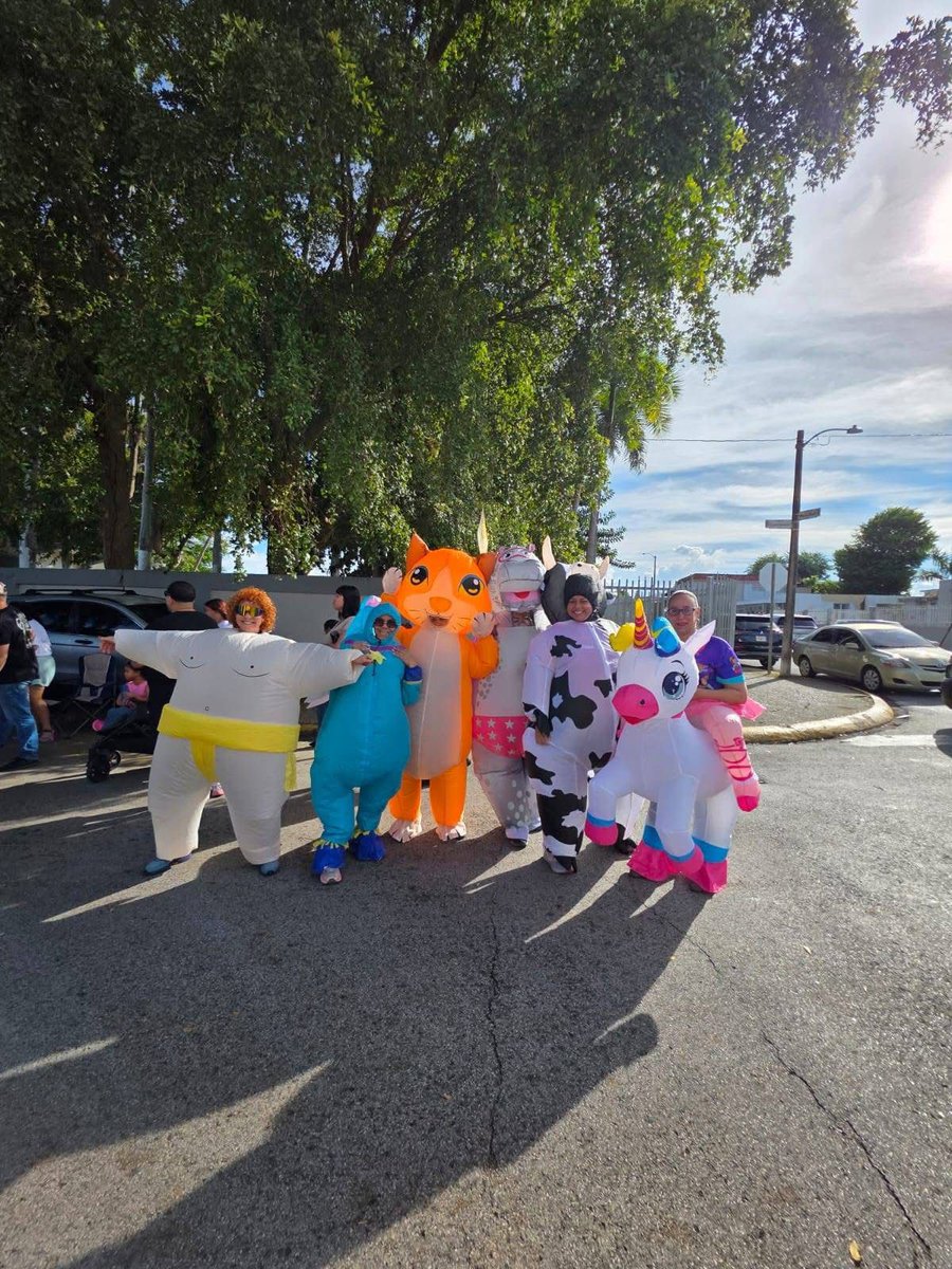 yaritzammorales's tweet image. This year, teachers ran the Turkey race of our school, but using inflatable costumes. I was #TeamUnicorn🤣 #ClearTheLists #ClearTheList #teachersofx #teachertwitter