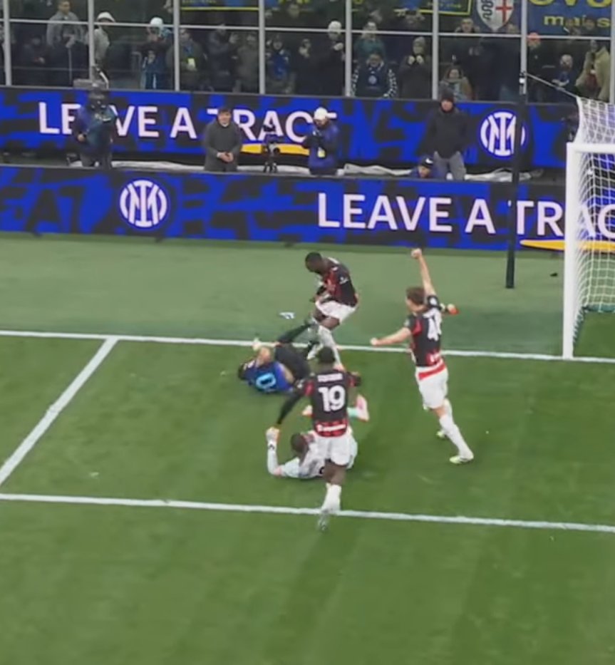 DrTuitter's tweet image. 😭 Fikayo #Tomori che urla in faccia al turco dopo aver tirato una Kebabbata in porta. Uno di noi. #Milan #Inter #InterMilan