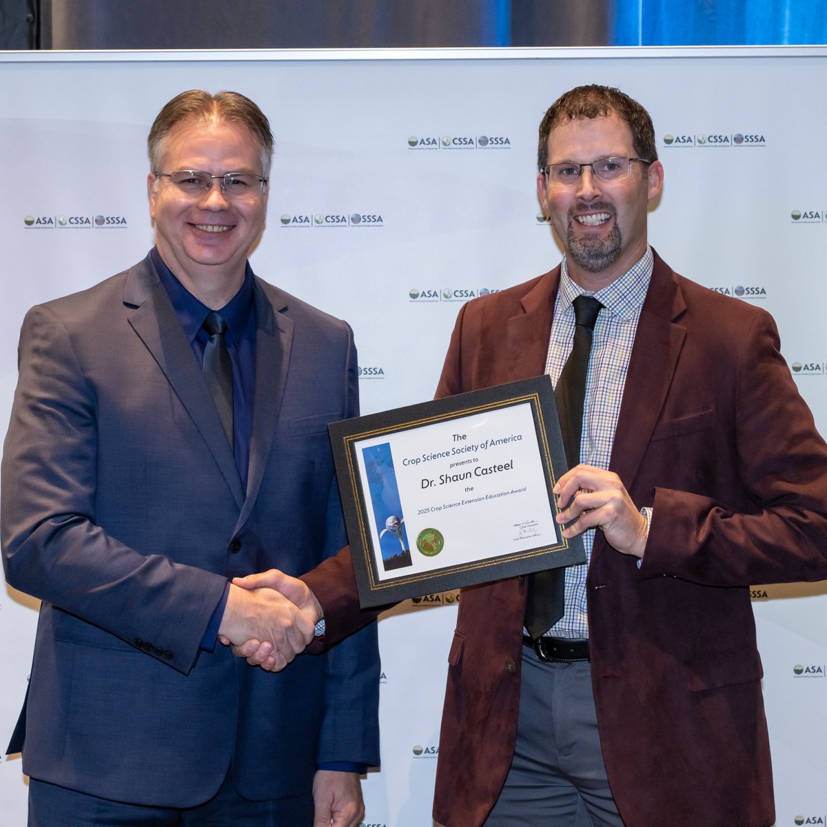 PurdueAgryExt's tweet image. 🌱Congratulations to Dr. Casteel &amp;amp; Dr. Gerber on their recent American Society of Agronomy (ASA) awards Casteel received the Crop Science Extension Education Award &amp;amp; Gerber was awarded 🌽Agronomic Education and Extension in Salt Lake City 🖤Boiler Up 💛
@PurdueAg @PurdueExtension