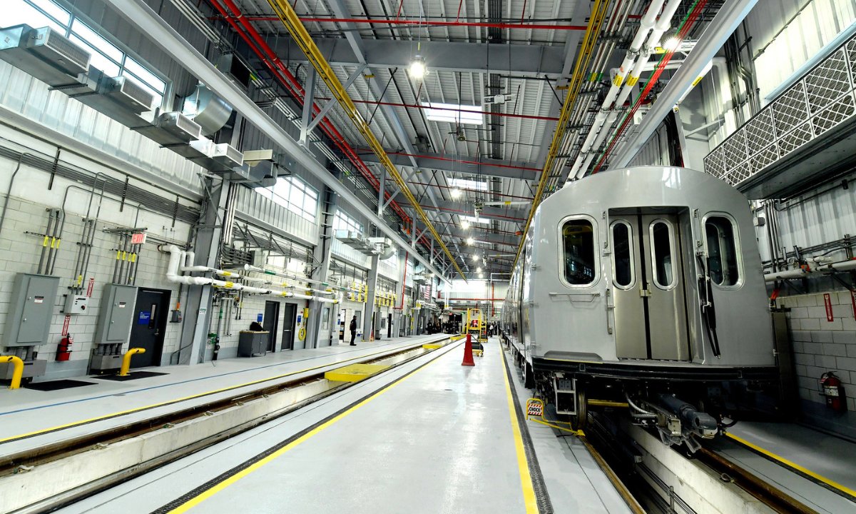 METROmagTweet's tweet image. 📣 The @MTA just opened a brand-new Railcar Acceptance and Testing Facility in Brooklyn, which is the first full-scale subway car facility added since 1948. 

#NewYorkMTA #FleetModernization #RollingStock #METRO