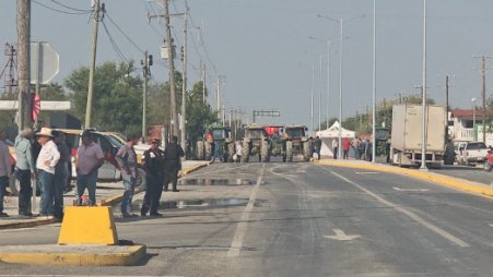 GN_Carreteras's tweet image. #TomePrecauciones en #Tamaulipas se registra cierre total de circulación en ambos sentidos por presencia de personas, cerca del km 036+350 de la carretera Monterrey-Nuevo Laredo. Atienda indicación vial.