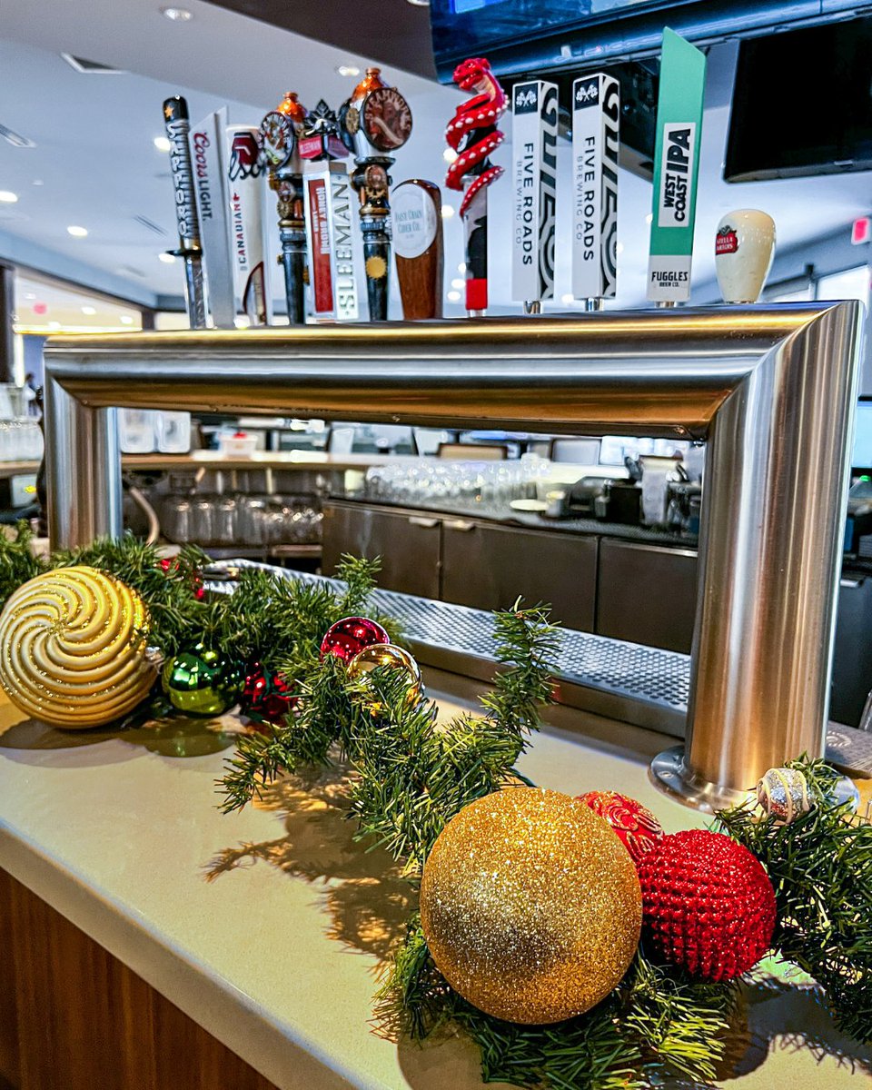 Celebrate the season at <a href="/haroldsyvr/">Harold's Kitchen & Bar</a>! Join us for festive dining from December 19 to December 25, featuring holiday entrées and buffet dinners. 

More info: haroldskitchenbar.com/events

#VancouverChristmas #RichmondMoments