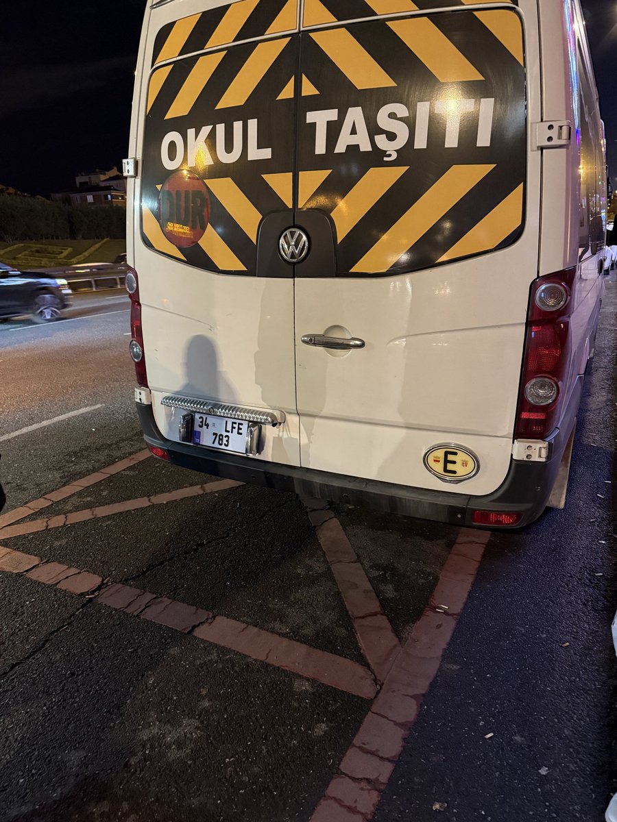 Merhaba <a href="/TrafikEgm/">EGM Trafik Başkanlığı</a> bu araç seri bir manevra ile durak alanına girdi ve aracını iett durağına  park edip İstanbul Maltepe piazza avm ye gitti, şikayetçiyim. Esenkent metro durağı Kartal yönü