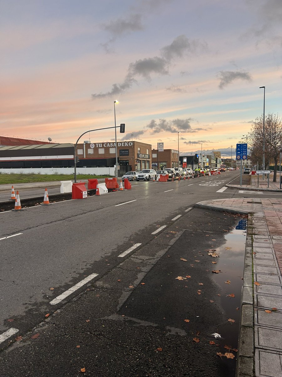 LeonProyecta's tweet image. Asi van las obras de la humanización de Alcalde Miguel Castaño.
🌳Mediana arbolada y carril bici.
➡️Veremos el resultado pero sobre el papel mejora mucho las malas actuaciones en Condesa, Av. Europa y la nueva de Saenz de Miera.