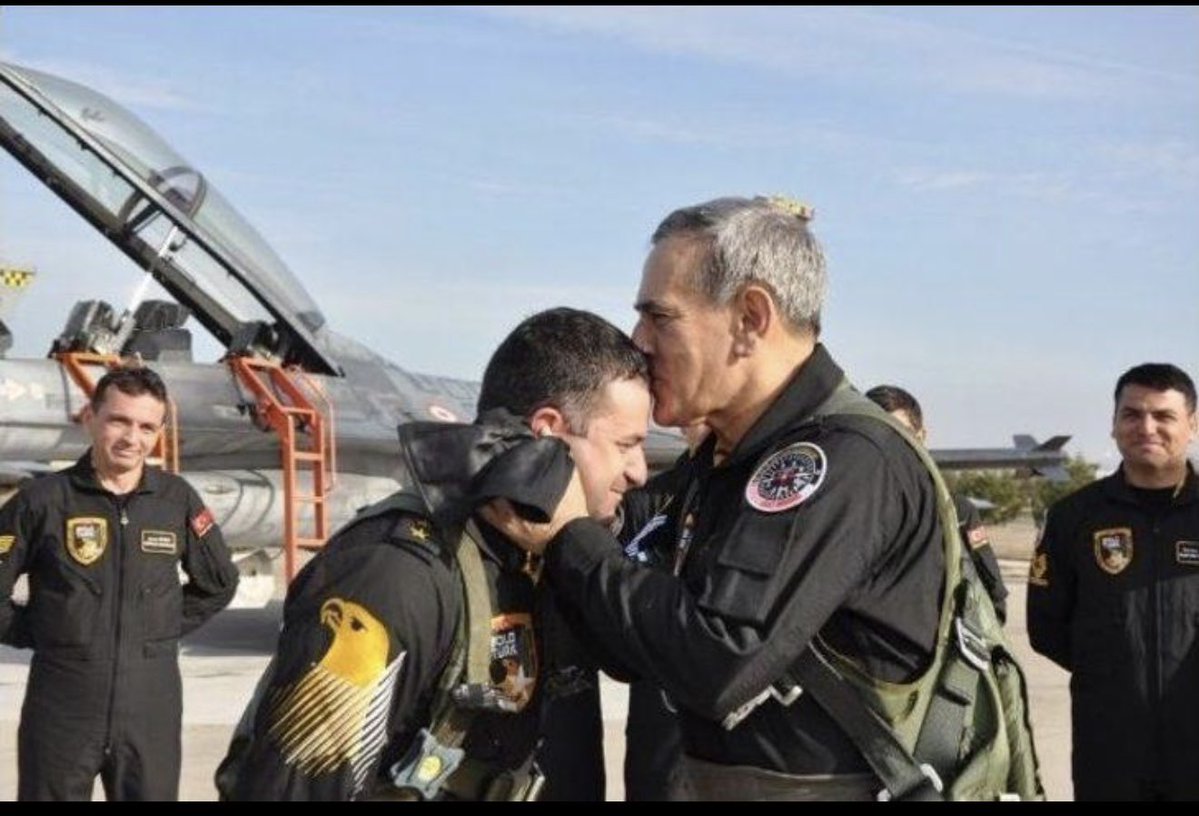 5.500 saat üstü uçuş saati ile Dünya çapında bir tecrübeye ulaşan #AkınÖztürk Paşamız, tüm uçtuğu uçaklarda Öğretmen olup, Çiğli de Komutan iken bizzat T-38 de öğrencilerin kontrol uçuşunu, bitirme kontrolünü yapardı. Ellerinden öperiz Baba Kartal 🦅++