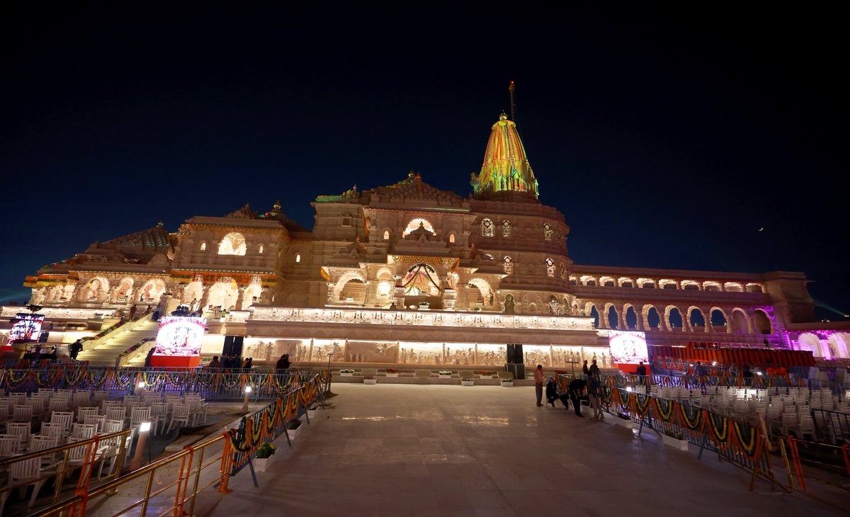 vaibhavpawarmp's tweet image. ध्वजारोहण उत्सव की पूर्व संध्या पर प्रकाश से आलोकित श्री राम जन्मभूमि मंदिर......
जय श्री राम 🙏🏻