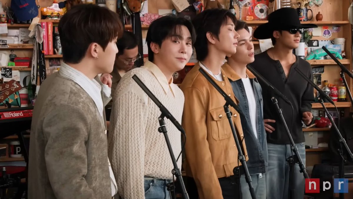 sounds_of_cheol's tweet image. SEVENTEEN TINY DESK CONCERT 🖤

#타이니데스크에서_세븐틴_라이브
#SEVENTEENatTinyDesk @pledis_17