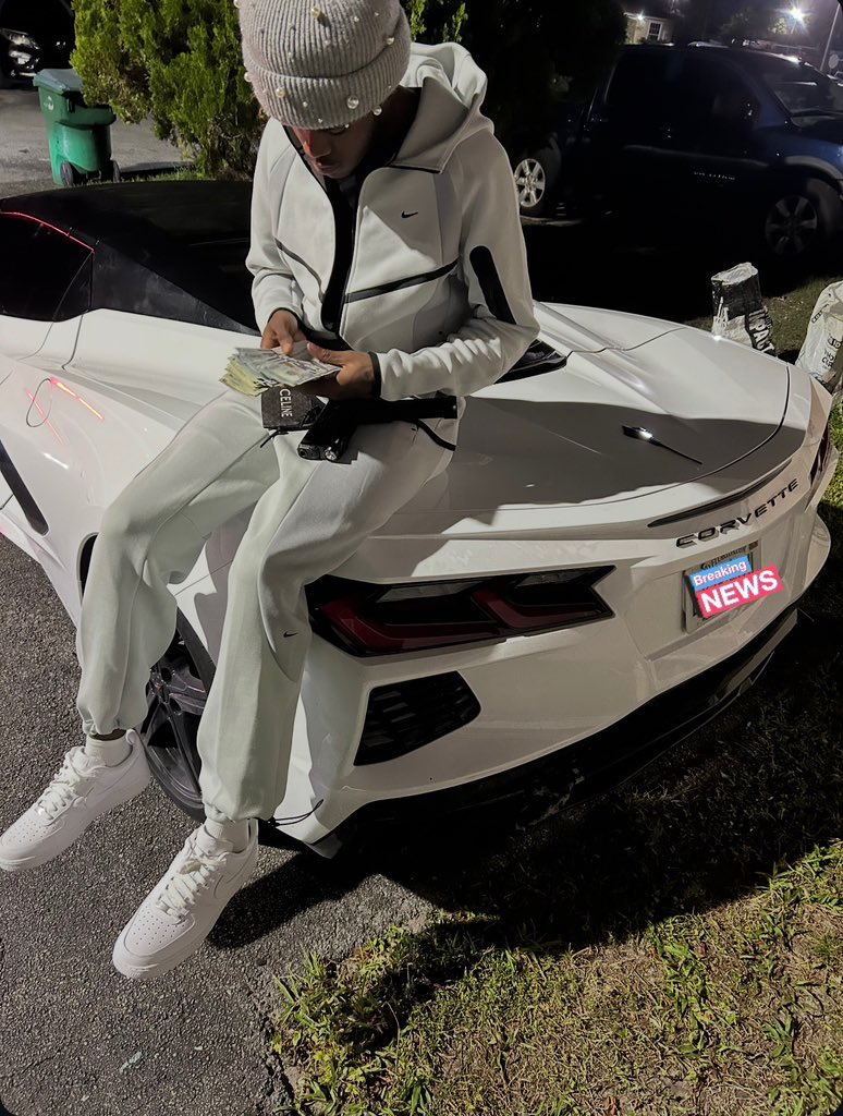 Giffydemon6's tweet photo. live life once, so ima live it to da fullest 💨 https://t.co/40PnDtAV7C