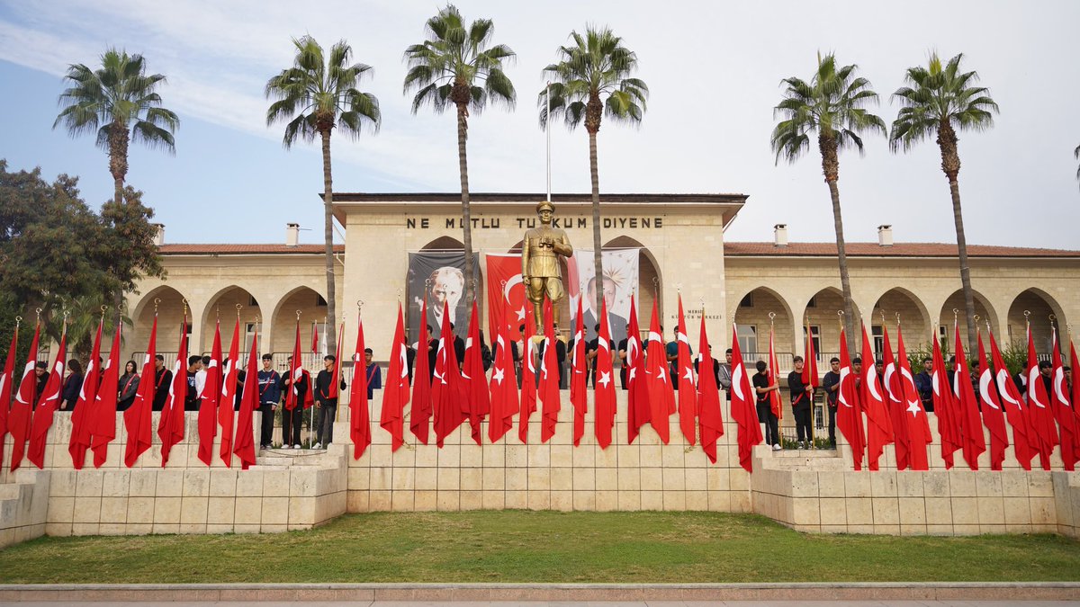 24 Kasım Öğretmenler Günü kapsamında düzenlenen Çelenk Sunma Töreni, Mersin Cumhuriyet Alanı'nda yoğun katılımla gerçekleştirildi. Törene Valimiz Sayın Atilla Toros, İl Millî Eğitim Müdürü Muhammed Özdemirci, kamu kurum ve kuruluşlarının temsilcileri, öğretmenler, öğrenciler ve