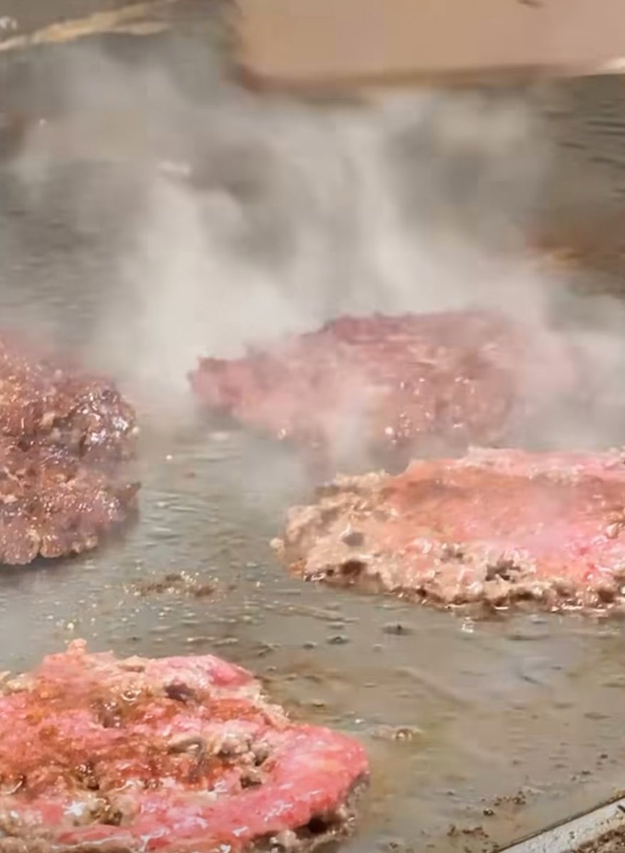 Boyddays's tweet image. #Goodevening .. trying a burger at Heard #Soho #Streetfood 🍔