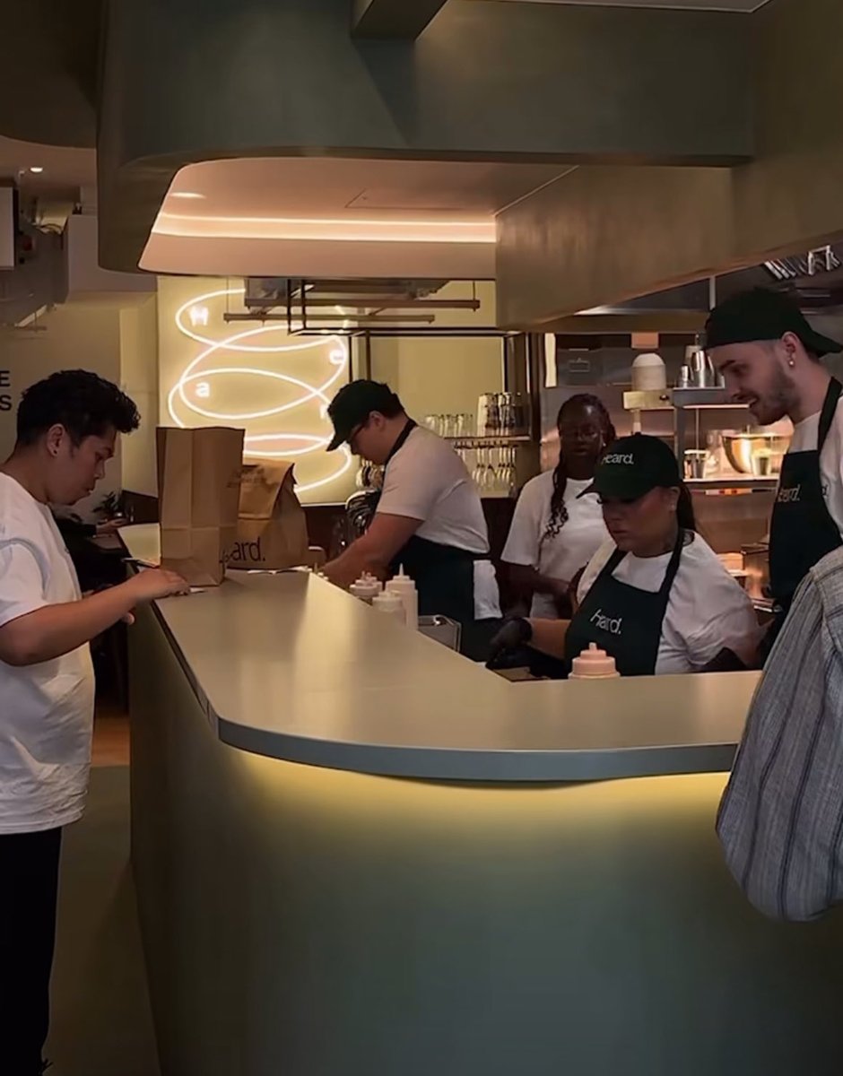 Boyddays's tweet image. #Goodevening .. trying a burger at Heard #Soho #Streetfood 🍔