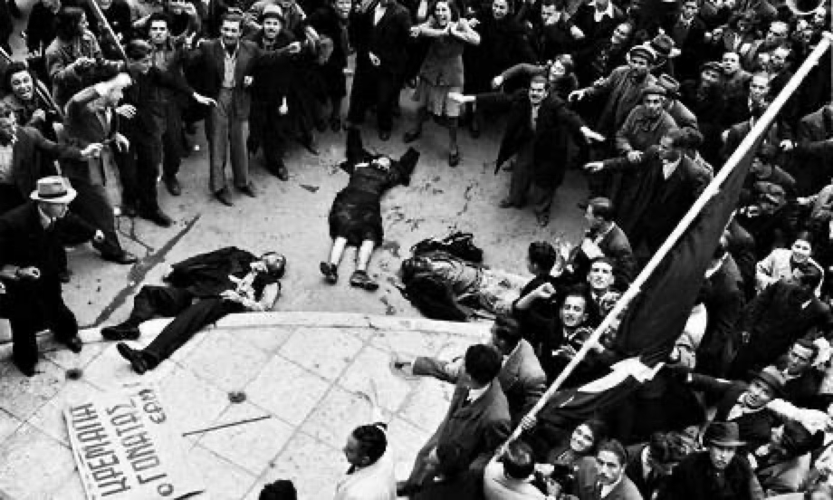 ANPIRomaPosti's tweet photo. Il #3dicembre 1944 cecchini britannici, ancora in guerra con i nazisti, polizia e paramilitari fascisti aprirono il fuoco contro i simpatizzanti comunisti che manifestavano in piazza #Syntagma ad #Atene chiedendo le dimissioni di #Papandréu. Furono uccise 28 persone. https://t.co/yrilaxaDXi