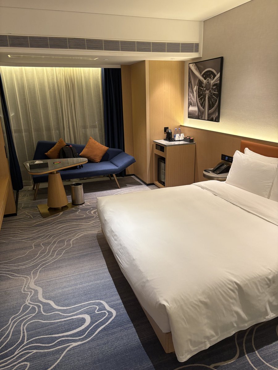 takkyu_daisuki8's tweet image. 1人だしなんでもいいかと思って24ドルで予約した広州空港近くのホテル。朝食ビュッフェ付き。中国の人は何が楽しみで10倍近い高いホテル代払って日本に遊びに来るんだ？